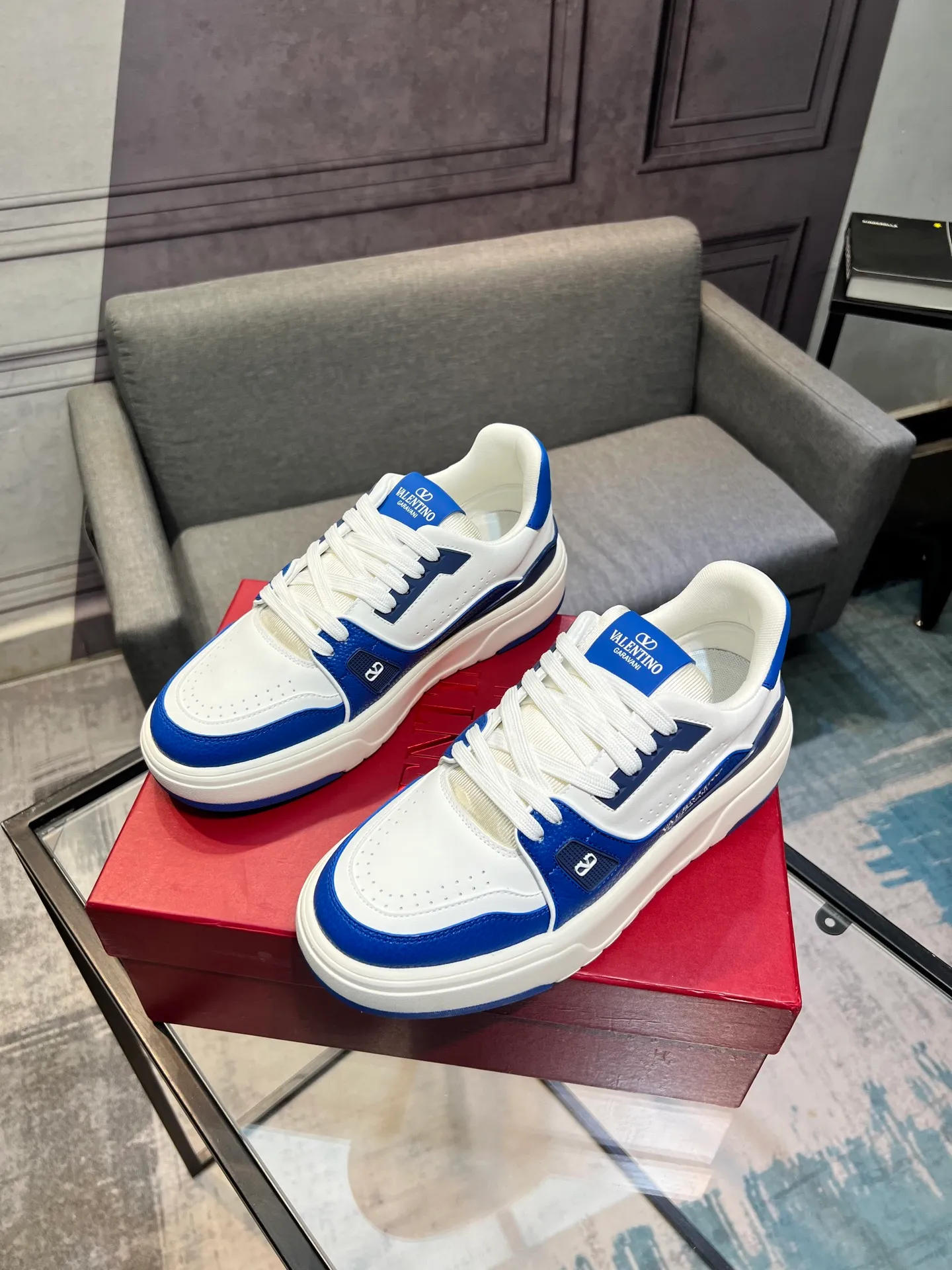 Men's men's shoes 💰660 𝑽𝒂𝒍𝒆𝒏𝒕𝒊𝒏𝒐 Valentino 𝑶𝒏𝒆𝑺𝒕𝒖𝒅 Couple's sneaker series Valentino 2025 latest couple's sneakers, celebrity style, hot sale. The original ZP was purchased and dismantled. Repeated pattern making and modification. I strive to restore the original version 1:1! Top luxury masterpiece, soft and comfortable, combining fashion and leisure, bringing excellent elegant texture and excellent on-foot comfort. Top purchase version upper: imported calfskin surface/original oil edge craftsmanship. Inner: water-dyed cowhide lining. Outsole: original development 𝐓𝐏𝐔 two-color combination outsole. Packaging: original configuration complete package. Code number: 35-44 yards. 34.45 can be customized. Can be customized (self-labeled-no label) order.